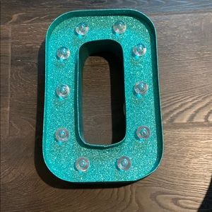 Teal sparkly light up letter O.
